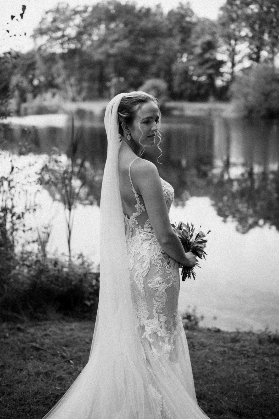 lindsay in haar trouwjurk zwart wit